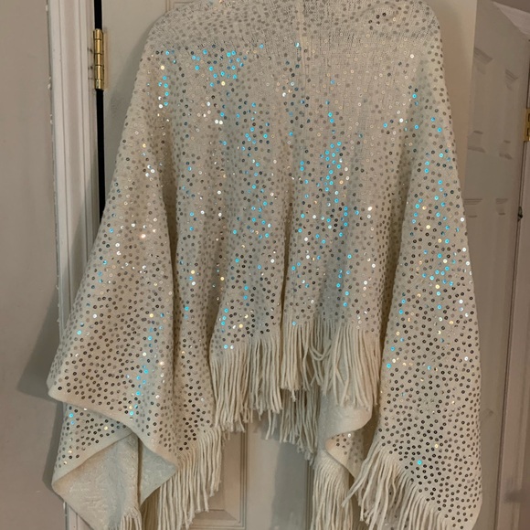 Woman’s sequin cape/wrap. Brand-Iman. One size - Picture 2 of 4